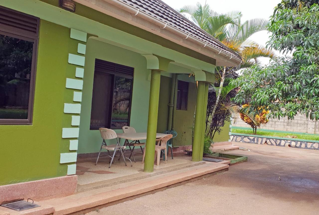 Anna'S Place Entebbe Bed and Breakfast Esterno foto