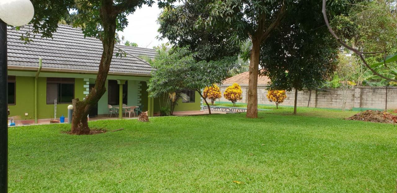 Anna'S Place Entebbe Bed and Breakfast Esterno foto